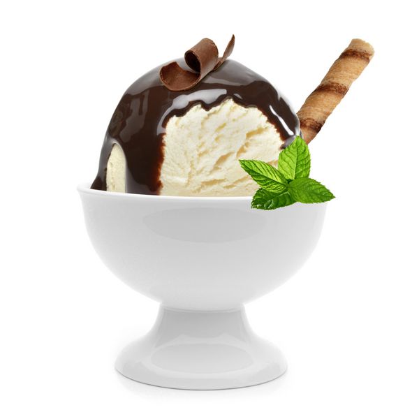 بستنی وانیلی در کاسه با سس شکلات شکلات شکلات و چوب ویفر