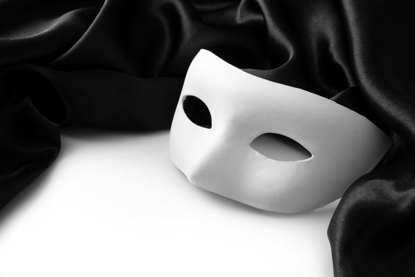 ماسک سفید و پارچه ابریشمی سیاه جدا شده روی سفید