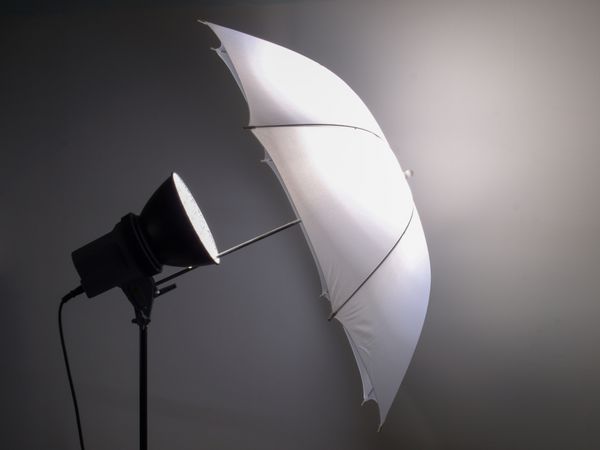 بازتابنده چتر نور مورد استفاده در استودیو عکاسی