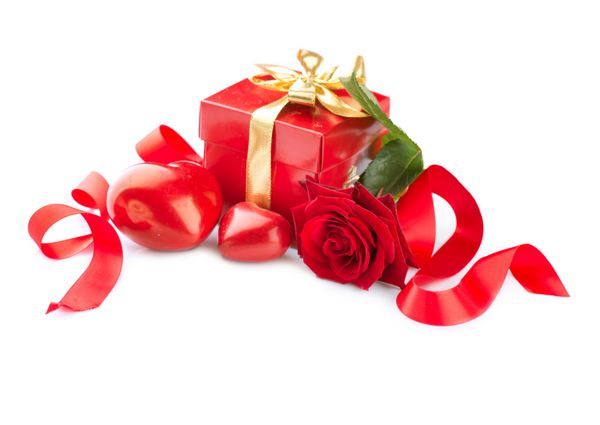 ولنتاین قلب ولنتاین گل رز و جعبه هدیه جدا شده در پس زمینه سفید ترکیب قرمز روز ولنتاین