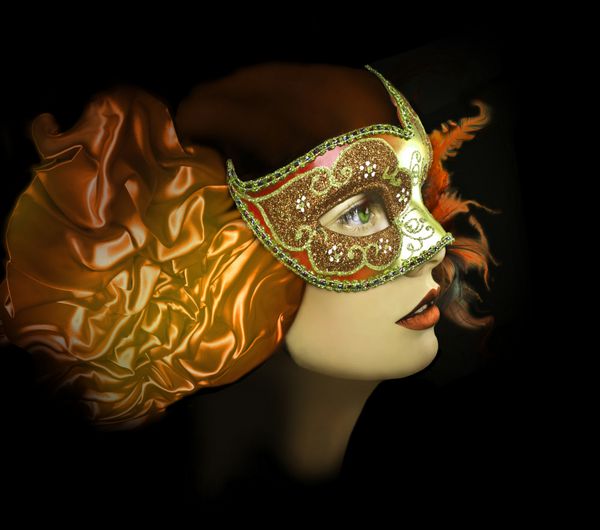 زن جوان زیبا با ماسک مرموز ونیزی