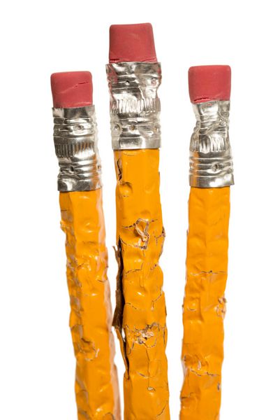 گروهی از مدادهای جویده شده از نزدیک عکس عمودی جدا شده در پس زمینه سفید