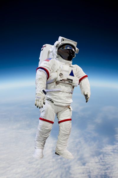 فضانوردی با لباس فشاری در پس‌زمینه فضایی
