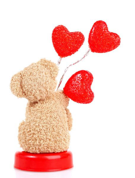 عکس خرس عروسکی با بادکنک قلبی شکل قرمز جدا شده در پس زمینه سفید پشت اسباب بازی نرم خزدار قهوه ای هدیه عاشقانه هدیه شیرین برای تعطیلات روز ولنتاین مفهوم عشق