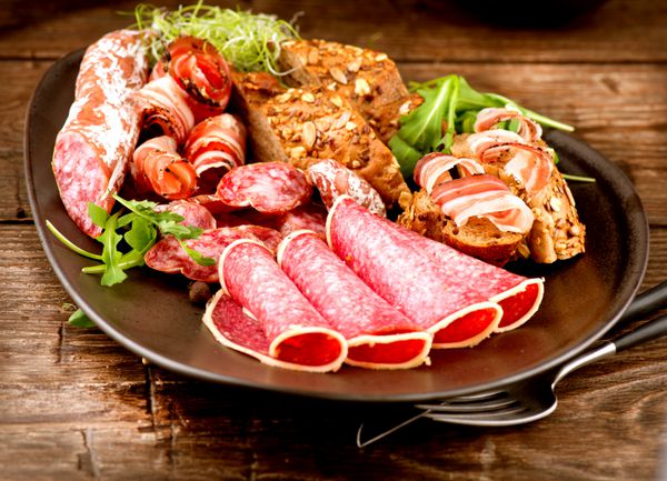 سوسیس انواع ژامبون سالامی و بیکن ایتالیایی غذای گوشت
