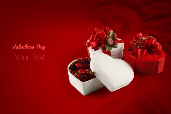 جعبه هدیه شکلات برای روز ولنتاین در زمینه قرمز
