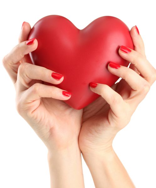 قلب قرمز در دستان زن جدا شده روی سفید