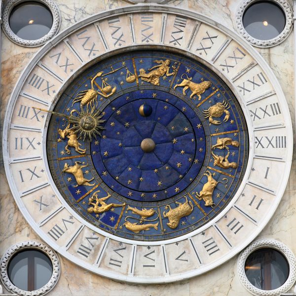 ساعت تاریخی در Torre del Orologio در میدان سنت مارک در ونیز