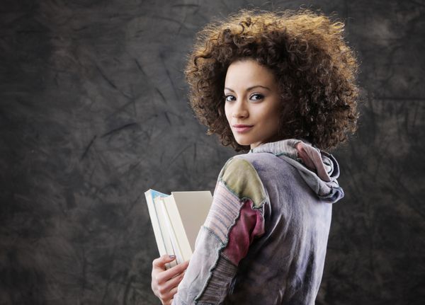 پرتره دختر دانشجوی زیبا با کتاب