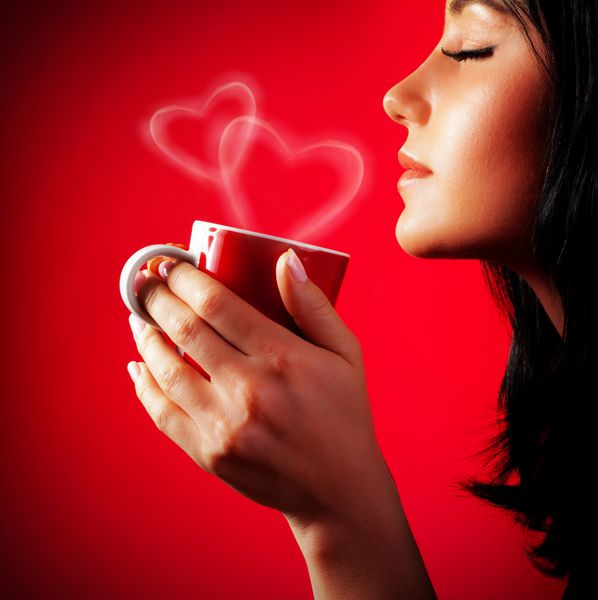 بانوی زیبا قهوه می نوشد سبزه از فنجان شکلات داغ لذت می برد نمای جانبی دختر ناز جدا شده در زمینه قرمز پرتره زن با چای صبح زن زرق و برق دار فنجان کاپوچینو در دست دارد