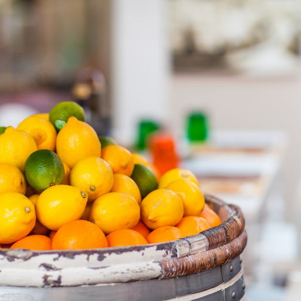بشکه لیمو لیموترش و پرتقال تازه در بازار خیابانی