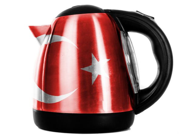 بوقلمون پرچم ترکیه روی کتری فلزی براق نقاشی شده است