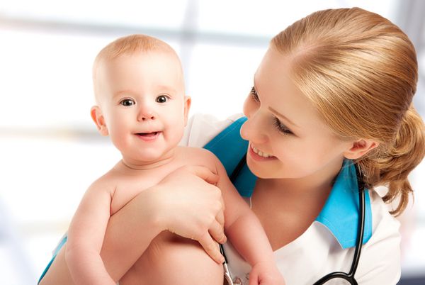 پزشک متخصص اطفال زن پزشک و بیمار - کودک کوچک