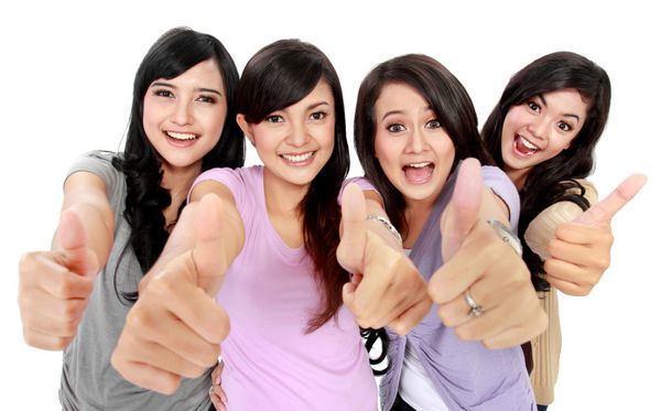 گروهی از زنان زیبا که انگشت شست را با هم به دوربین نشان می دهند