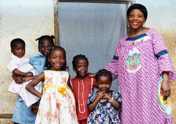 خانواده با زن باردار آفریقایی با پنج دختر