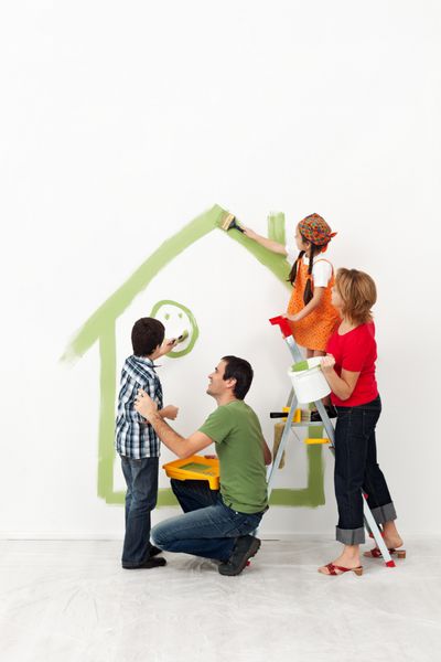 خانواده شادی که با بچه ها خانه خود را نقاشی می کنند