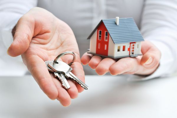 مشاور املاک با مدل خانه و کلید