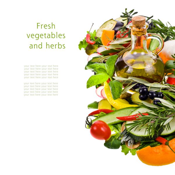 سبزیجات و گیاهان تازه و بطری شیشه ای کوچک روغن زیتون جدا شده در پس زمینه سفید با متن نمونه