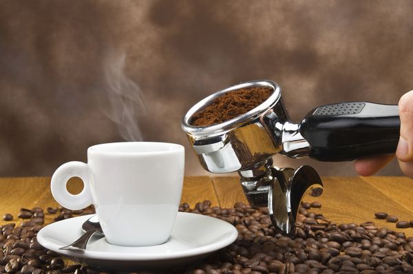 سر گروه دستگاه اسپرسوساز با قهوه آسیاب شده تازه