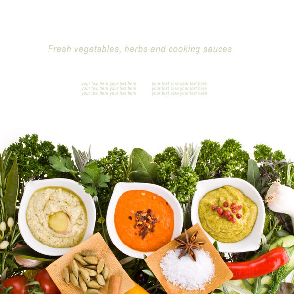سبزیجات و گیاهان تازه و سس های پخت و پز در کاسه های سفید جدا شده در پس زمینه سفید با متن نمونه