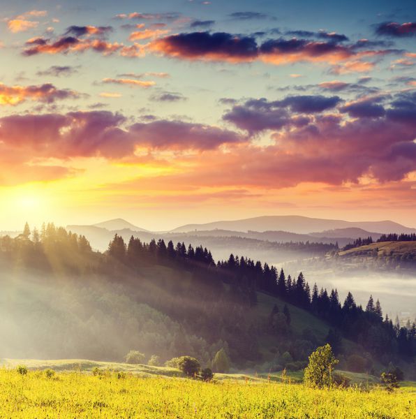 غروب باشکوه خورشید در منظره کوهستانی آسمان دراماتیک کارپات اوکراین اروپا دنیای زیبایی