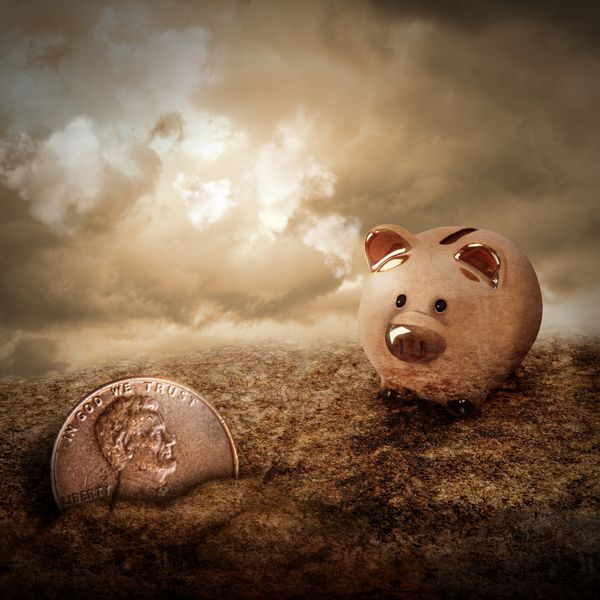 یک قلک طلا به یک سکه پنی گمشده نگاه می کند که در خاک با ابرهایی در آسمان پنهان شده است از آن به عنوان استعاره ای برای مفهوم ثروت یا پول استفاده کنید