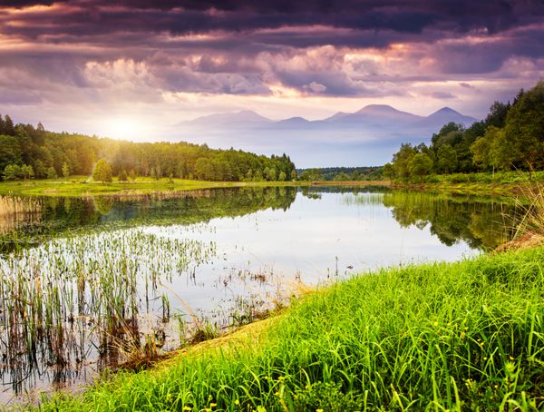 منظره فوق العاده با دریاچه و آسمان دراماتیک آسمان ابری کارپات اوکراین اروپا دنیای زیبایی