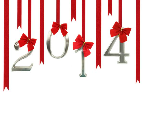 زیور آلات تقویم 2014 که روی روبان های قرمز آویزان شده اند