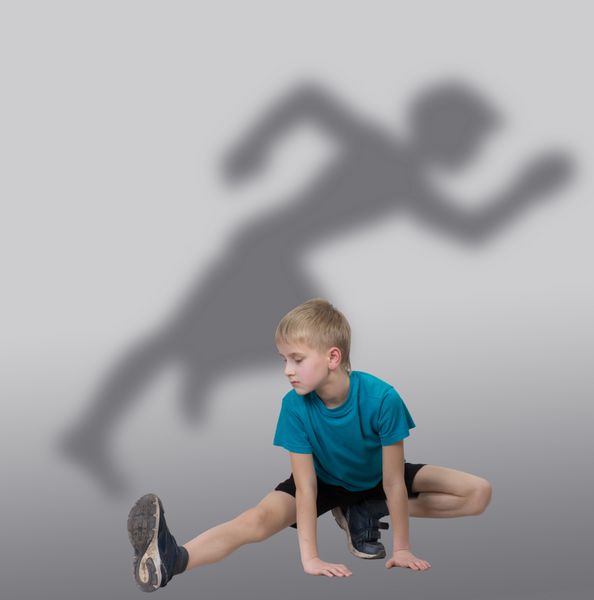 پسری ورزشکار که پایش را دراز می کند با حالت دونده پشت سرش