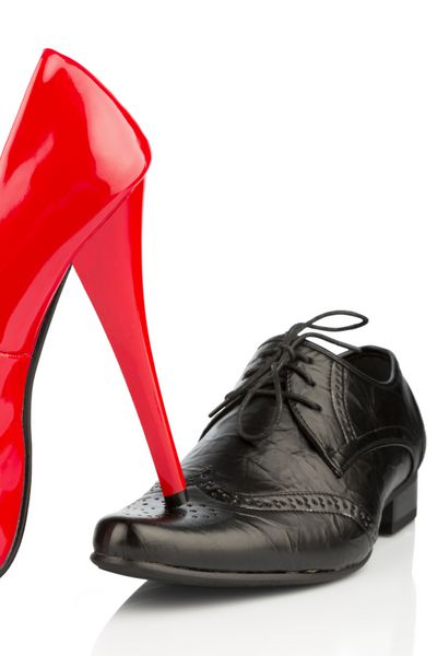 کفش زنانه روی کفش مردانه عکس نمادی برای جدایی طلاق و درگیری