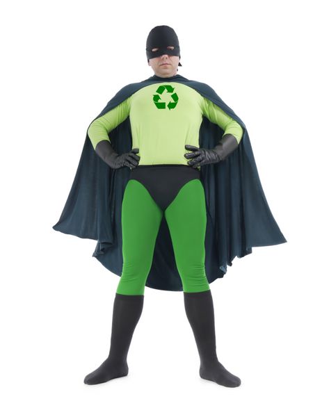 ابرقهرمان اکو با نماد پیکان بازیافت سبز روی سینه که با اطمینان روی پس زمینه سفید ایستاده است - مفهوم بازیافت