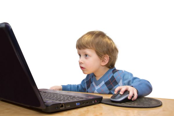 پسر ناز سه ساله با لپ تاپ جدا شده در پس زمینه سفید