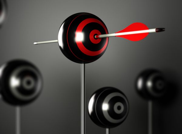 یک تیر قرمز که به مرکز یک هدف توپ با سایر اهداف تار در اطراف برخورد می کند پس زمینه سیاه با جلوه نور