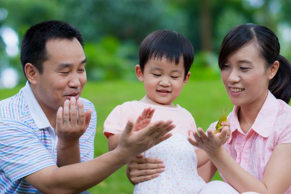 دختر ناز چینی در حال بازی با والدین