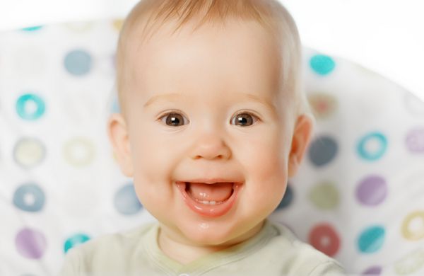 یک نوزاد شاد شاد لبخند می زند