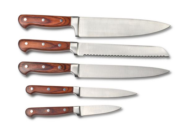 مجموعه چاقوهای آشپزخانه فولادی جدا شده روی سفید با مسیر برش