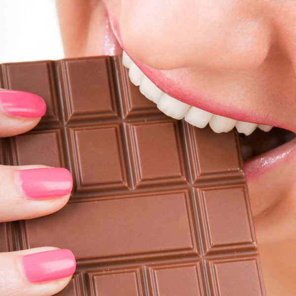 زن سرگرم کننده در حال خوردن شکلات