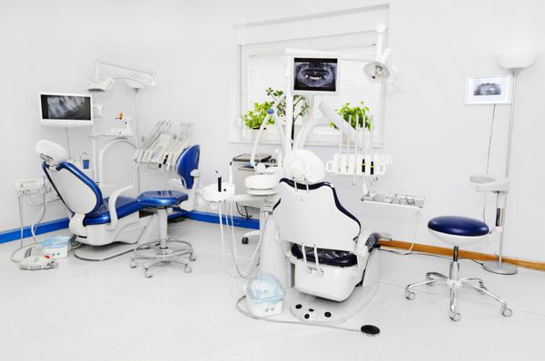مطب دندانپزشکی با صندلی دندانپزشکی آبی