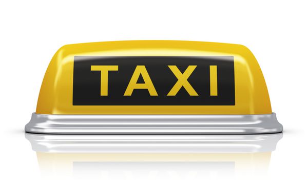 علامت زرد سقف ماشین تاکسی جدا شده در پس زمینه سفید با جلوه بازتاب