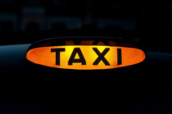 تابلوی تاکسی در بالای وسیله نقلیه در شب