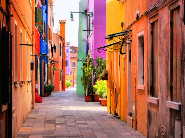 خیابان رنگارنگ در بورانو نزدیک ونیز ایتالیا