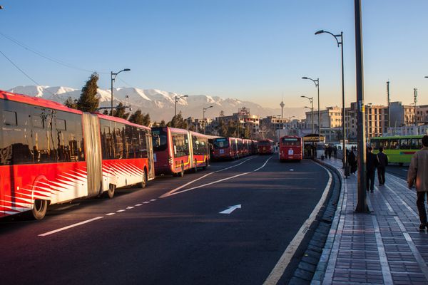 تهران - 21 فوریه اتوبوس های حمل و نقل انبوه محلی در 21 فوریه 2013 در تهران ایران تهران پایتخت ایران با حدود 8 میلیون و 300 هزار نفر جمعیت است