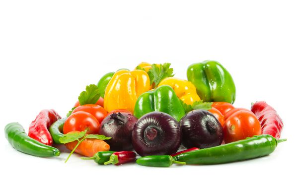 سبزیجات تازه جدا شده در پس زمینه سفید تغذیه سالم سبزیجات خام ارگانیک فصلی