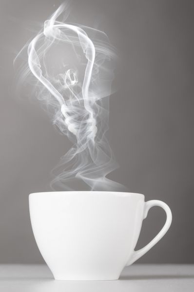 اندیشه شبح لامپ از بخار فنجان قهوه داغ