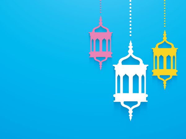 لامپ های رنگارنگ عربی یا فانوس های آویزان در زمینه آبی مفهومی برای ماه مبارک رمضان کریم یا رمضان کریم جامعه مسلمانان