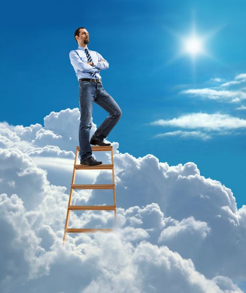 تاجر جوان با اعتماد به نفس در بالای نردبان در آسمان ایستاده و به دنبال فرصت های جدید است