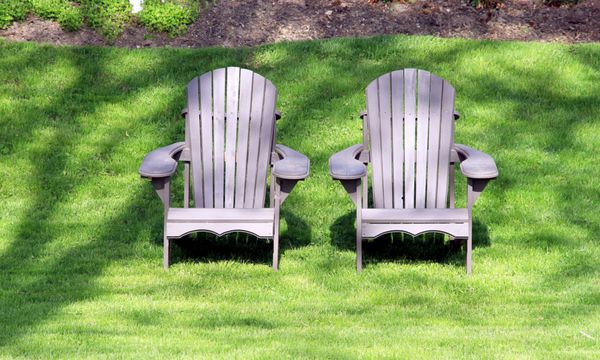 صندلی های فضای باز در یک باغ