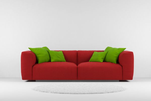 کاناپه قرمز با فرش و بالش سبز