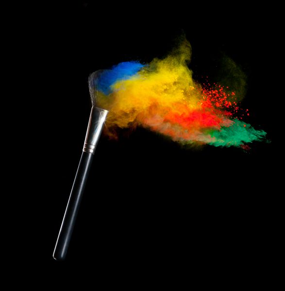حرکت انجماد انفجار گرد و غبار رنگی با قلم مو جدا شده در پس زمینه سیاه