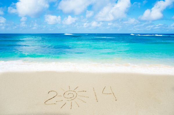 شماره 2014 در ساحل شنی در کنار اقیانوس